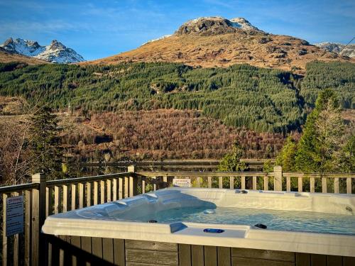 Loch View, Hot Tub, Near Loch Lomond, Pet-friendly in อาร์โรชาร์