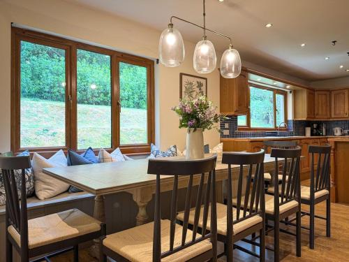 Loch View, Hot Tub, Near Loch Lomond, Pet-friendly in อาร์โรชาร์