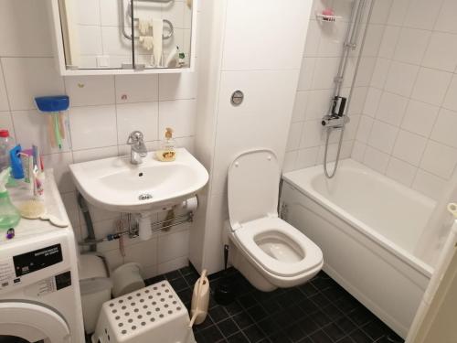 Cozy Guest Room in Green Uppsala - Walk to Central Station in Kvarngardet