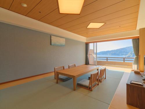 room detail thumbnail 2