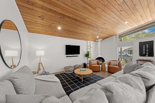 Schubert Haus - 2 BLKS to Main St Hot Tub & Pool in Fredericksburg, USA