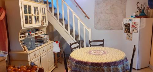 virtuve, Jolie chambre dans un village calme in Badecon-Le-Pin