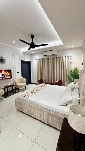 Luxury Private Room Canal Rd Near Galleria in Faisalabad