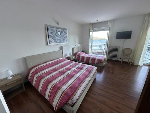 1 queen bed, 1 twin bed