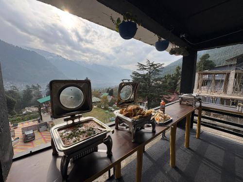 New Suraj Inn - Nestled near Hadimba Temple ! Rooftop Cafe ! Private Parking photo 4