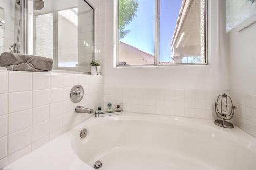 Family Fun for Everyone in Las Vegas- 4 Bedrooms, Billiards, Game Room in Boulder linn