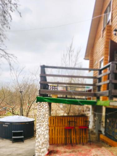 Вілла 4 качки будинок з чаном у лісі біля Львова in Lypnyky