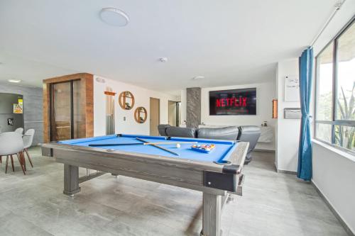 2 bedroom with pool table, 1 block from Lleras park, p8