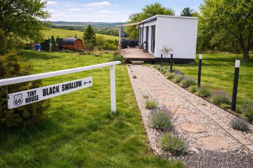 . Ranch 66 - Wellness Tiny House Black Swallow ve stylu Route 66 se saunou, koupacím sudem a bazénem