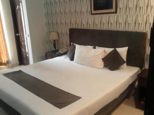 Royal Hotel And Beauty Salon - image 7
