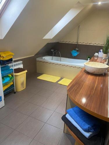 Kényelmes, kéthálószobás-nappalis apartman Kézdivásárhely városában (Kenyelmes, kethaloszobas-nappalis apartman Kezdivasarhely varosaban) in Targu Secuiesc