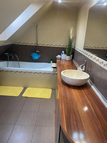 Kényelmes, kéthálószobás-nappalis apartman Kézdivásárhely városában (Kenyelmes, kethaloszobas-nappalis apartman Kezdivasarhely varosaban) in Targu Secuiesc