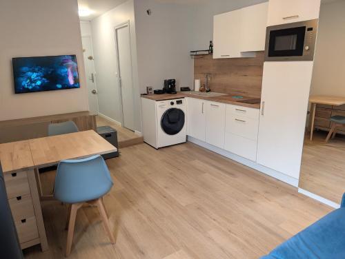 Appartement équipé centre,calme,gare 2 min (Appartement equipe centre,calme,gare 2 min) in Таверни