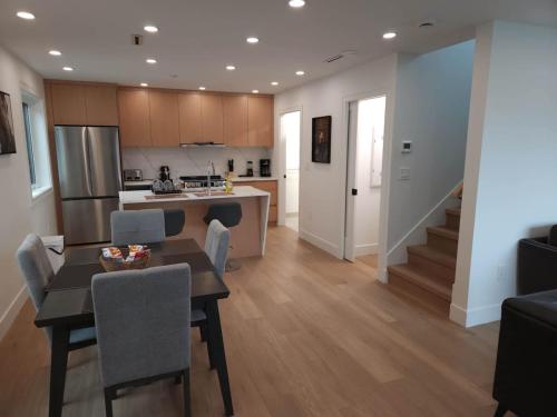 Vancouver Residence Features two bedrooms three bathrooms free street parking and laundry – khách sạn tại Renfrew-Collingwood