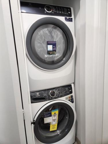 Vancouver Residence Features two bedrooms three bathrooms free street parking and laundry - image 5