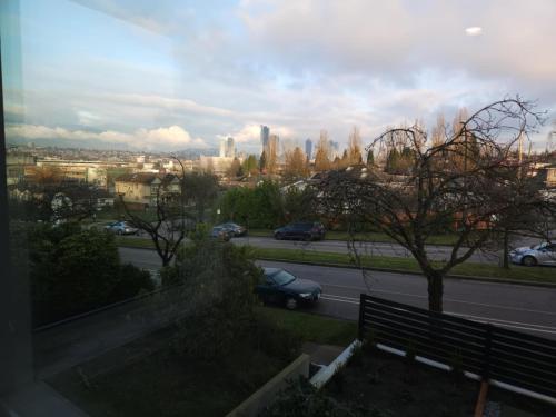 Vancouver Residence Features two bedrooms three bathrooms free street parking and laundry - image 3