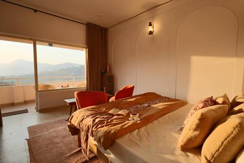 THHPSOCIETY - Exstacy stays & cafe - Your Romantic & Cozy Getaway - Mountain view , Hot tub , Parkin in Muktesvara