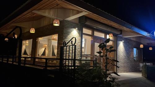 THHPSOCIETY - Exstacy stays & cafe - Your Romantic & Cozy Getaway - Mountain view , Hot tub , Parkin in Muktesvara