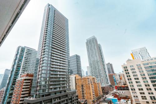 Entire 1BR - Walk to CF Toronto Eaton Centre Yonge Dundas Square Prime Downtown – khách sạn tại Khu Vườn Hoa