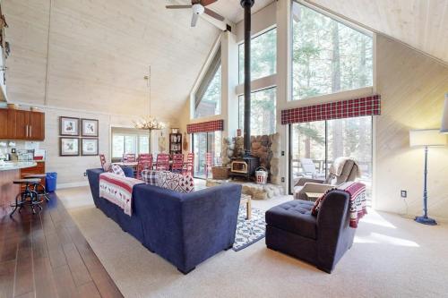 Classic cabin comfort in the pines - well-equipped and family approved – khách sạn tại Northwoods
