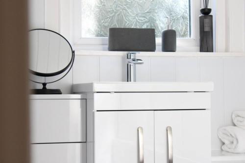 Deluxe 3 Bed Sleeps 8 Free Parking Edinurgh - main image