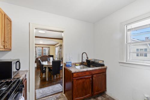 College Area 3BR - image 2