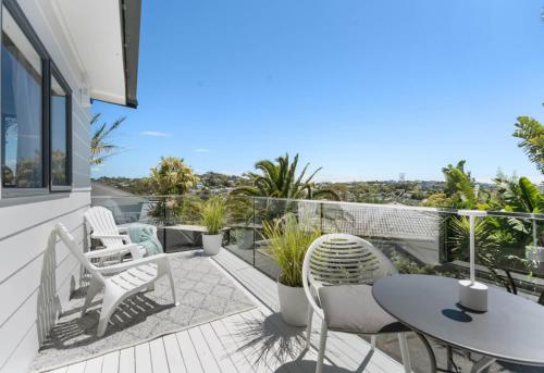 陽台/露台, Stylish Coastal Home with Panoramic Views and Private Balcony in 托貝