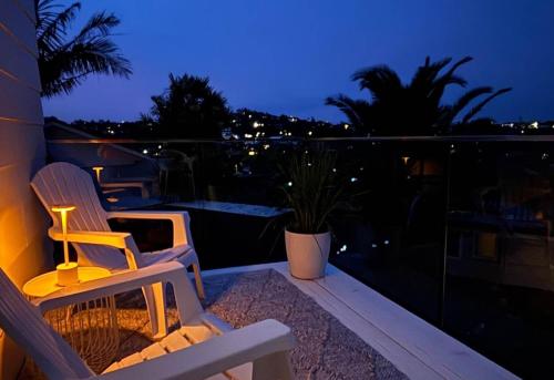 陽台/露台, Stylish Coastal Home with Panoramic Views and Private Balcony in 托貝