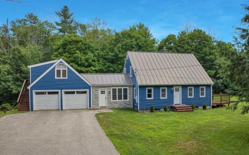 Sunapee Retreat | Fire Pit + Yard| Close to Lake in Sunapee (NH)