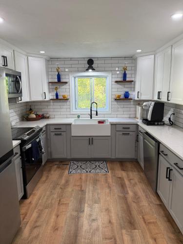Sunapee Retreat | Fire Pit + Yard| Close to Lake in Sunapee (NH)