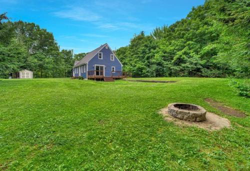 Sunapee Retreat | Fire Pit + Yard| Close to Lake in Sunapee (NH)