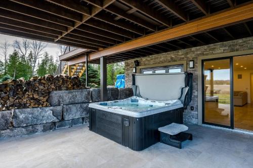 Devlok- Mystique Mansion 7 BR-sleep 16 Kawartha in Trent Lakes (ON)