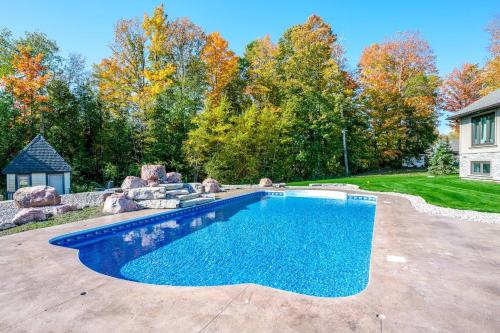 Úszómedence, Devlok- Mystique Mansion 7 BR-sleep 16 Kawartha in Trent Lakes (ON)