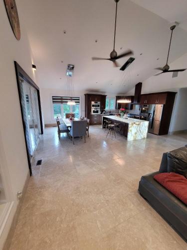 Devlok- Mystique Mansion 7 BR-sleep 16 Kawartha in Trent Lakes (ON)