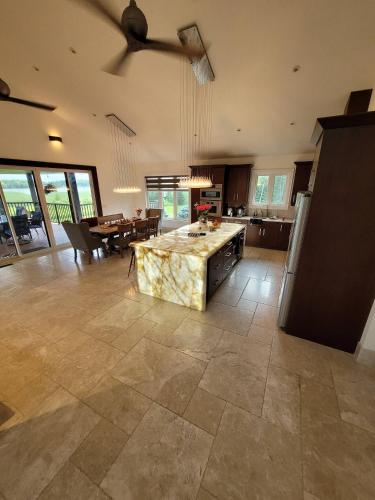 Devlok- Mystique Mansion 7 BR-sleep 16 Kawartha in Trent Lakes (ON)