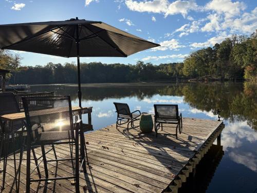 Romantic Lakefront Cottage OR Guest Room depending on availabilities with Private Dock & Golf nearby at Whispering Cove in Anderson, USA