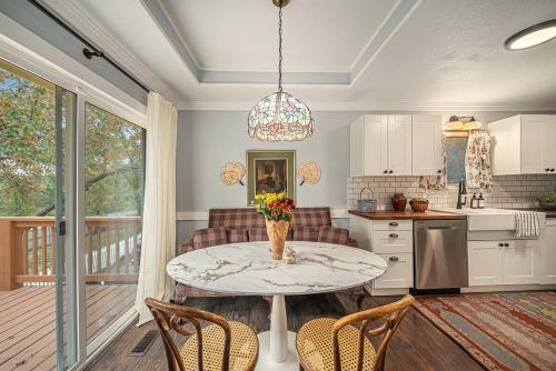 Beautiful 4-bed, 3-bath Lees Summit Cottage in Lees Summit (MO)