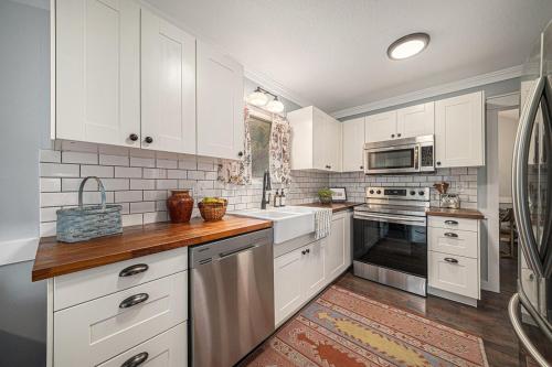 Beautiful 4-bed, 3-bath Lees Summit Cottage in Lees Summit (MO)
