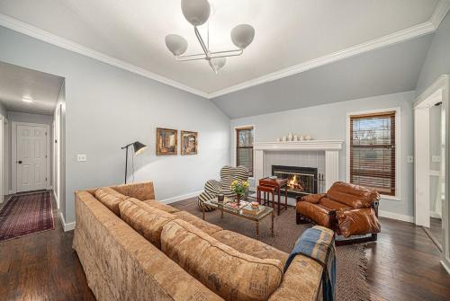Beautiful 4-bed, 3-bath Lees Summit Cottage in Lees Summit (MO)