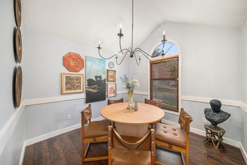 Beautiful 4-bed, 3-bath Lees Summit Cottage in Lees Summit (MO)