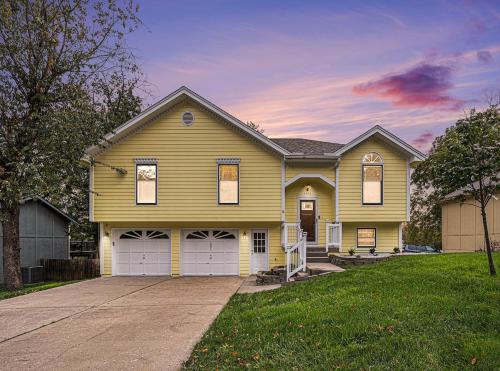 Beautiful 4-bed, 3-bath Lees Summit Cottage in Lees Summit (MO)