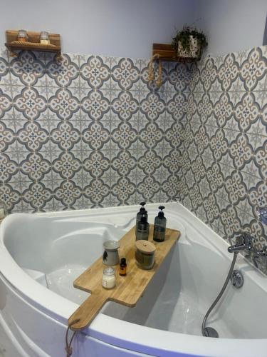 Suite Une Bulle d Evidence avec baignoire spa in Beaulieu