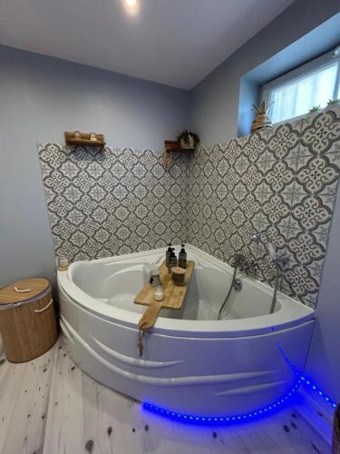 Bathroom, Suite Une Bulle d Evidence avec baignoire spa in Beaulieu