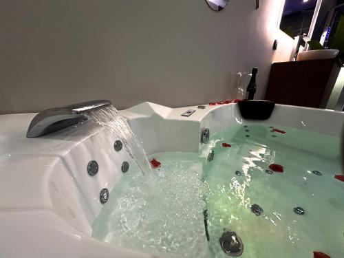 Джакузі, L'Envol - Jacuzzi, Sauna et belle vue in Tourlaville