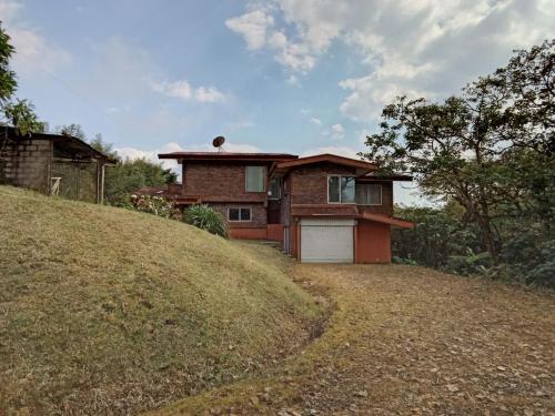 Mountain house in Cascajal de Coronado in San Jerónimo