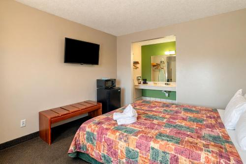 Super 8 by Wyndham Barstow - image 24