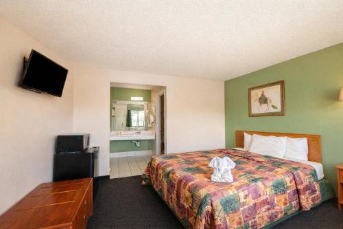 Super 8 by Wyndham Barstow - image 38