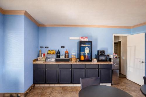 Super 8 by Wyndham Barstow - image 35