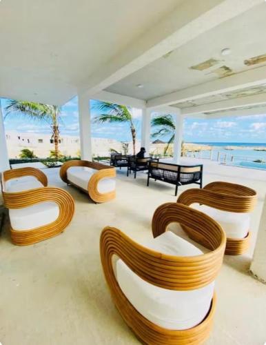 발코니/테라스, Villa Elegance-3 min Walk to the Beach-20 mins to Ochi Rios in 플랜테이션 빌리지