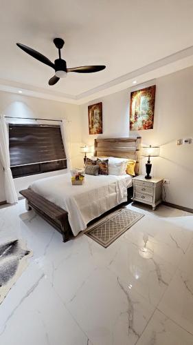 Villa Elegance-3 min Walk to the Beach-20 mins to Ochi Rios in 플랜테이션 빌리지
